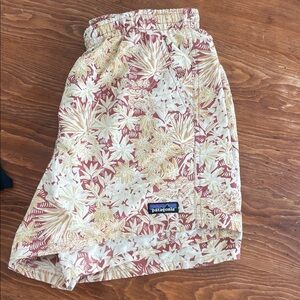 Patagonia baggies 5” in red and cream color